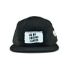 Boné five panel preto com aba curva, estampa branca frontal estilo papel rasgado e frase "Só os loucos sabem" em destaque.