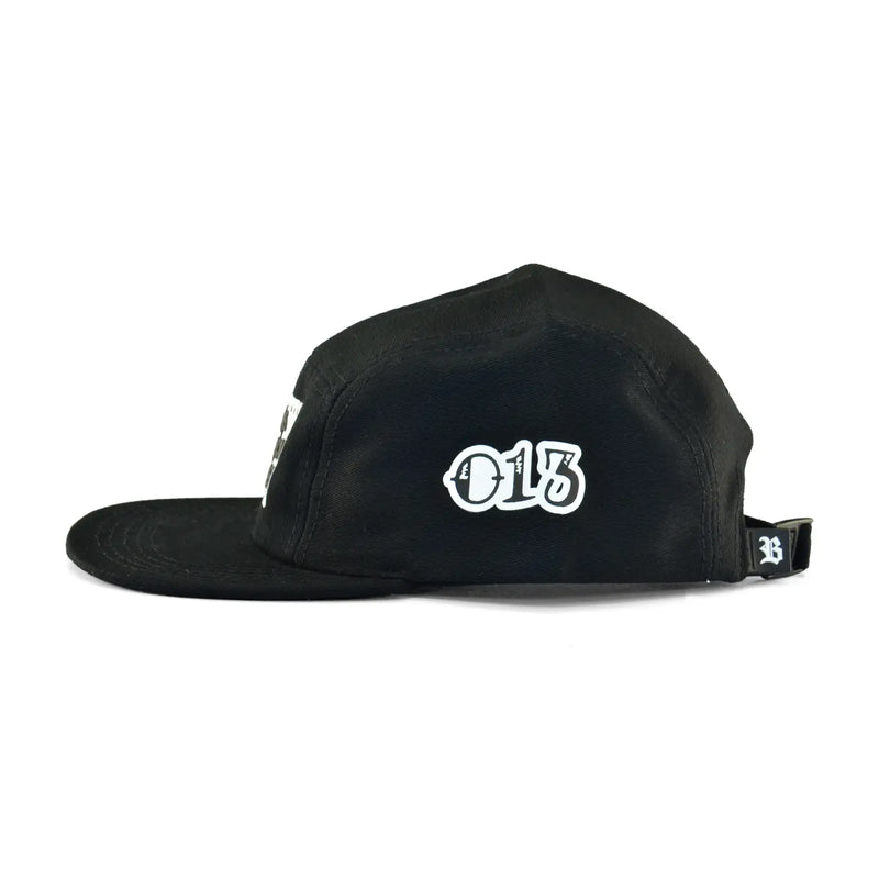 Boné five panel preto, número 013 em branco com contorno preto na lateral, ajuste traseiro com fivela e detalhe branco.