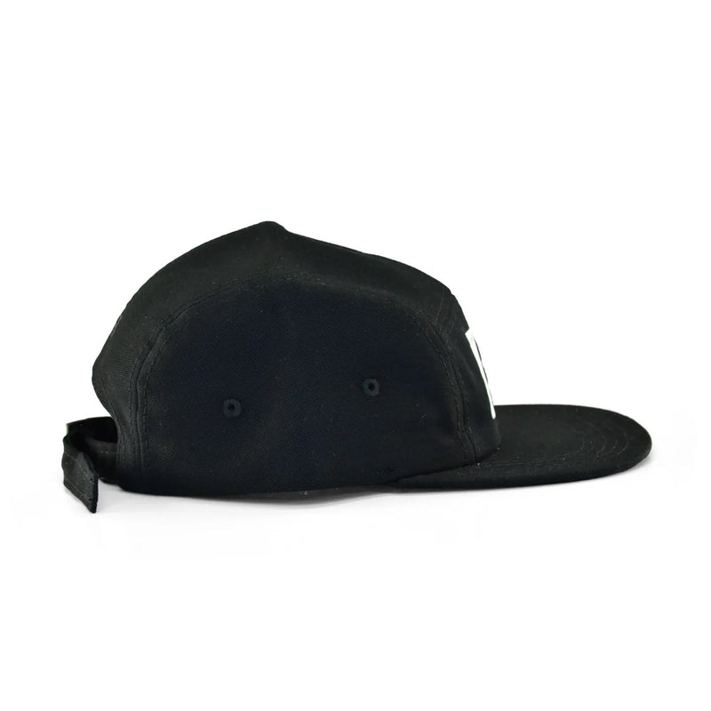 Boné five panel preto de tecido canelado, número 013 bordado em branco centralizado e ajuste na parte de trás.