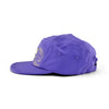 Boné five panel roxo com aba reta, furos para ventilação roxos e fecho ajustável atrás.