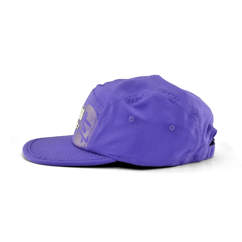 Boné five panel roxo com aba reta, furos para ventilação roxos e fecho ajustável atrás.