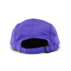 Boné five panel roxo visto por trás, com ajuste em tira de tecido e fivela preta. Interior preto.