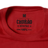 Imagem da gola redonda da camiseta. Destaque para a tipografia "Chorão Eterno" na parte interna.