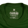 Imagem da gola redonda da camiseta verde CBJR Store, inspirada no álbum "Nadando com os tubarões".