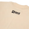Parte de trás da camisa oversized bege com logo QIX em preto e escrita "Chorão eterno". Tudo abaixo da gola.