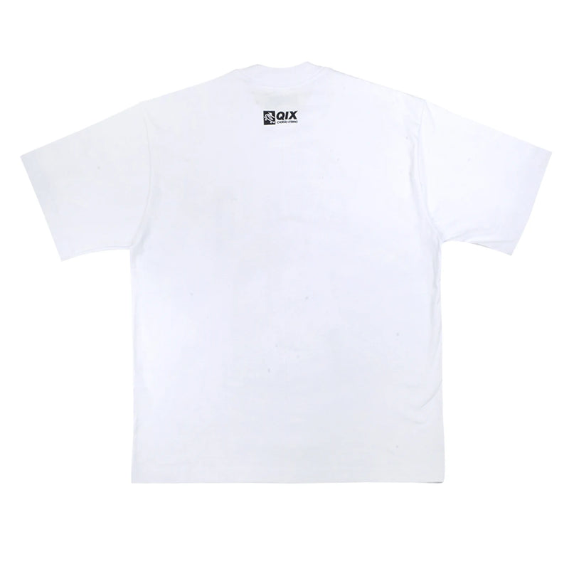 Imagem inteira da parte de trás da camisa oversized branca.