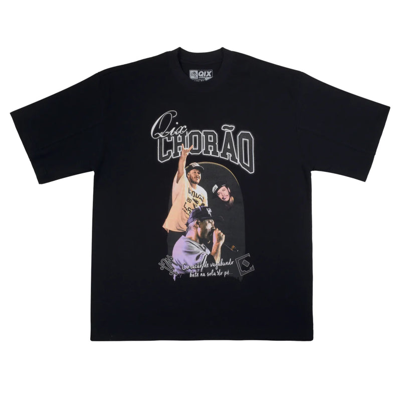 Camisa oversized preta com escrita QIX CHORÃO, com imagens do cantor e frase "Coração vagabundo bate na sola do pé" na parte inferior.