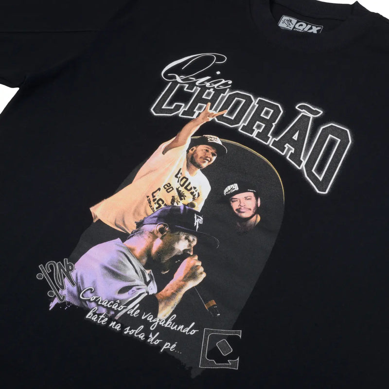 Close da arte frontal da camisa oversized preta.