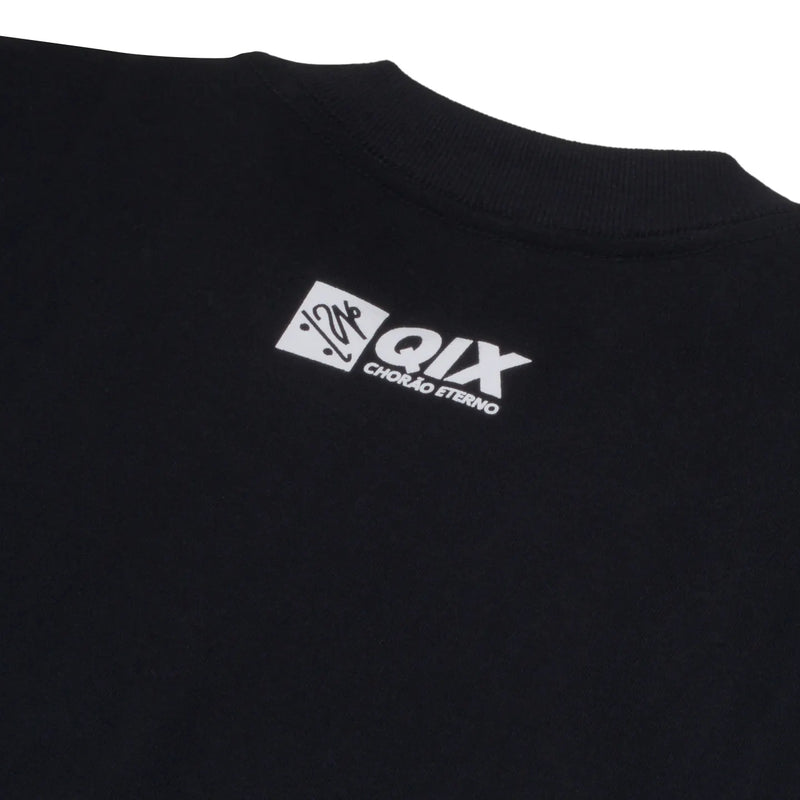 Parte de trás da camisa oversized preta com logo QIX em preto e escrita "Chorão eterno". Tudo abaixo da gola.