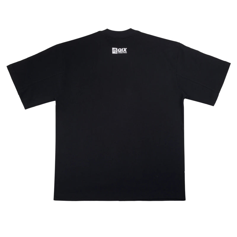Imagem inteira da parte de trás da camisa oversized preta.