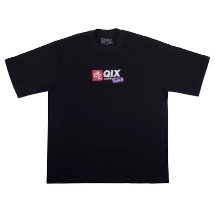 Camisa oversized preta com logo QIX no centro em branco, boneco de skate branco em fundo vermelho, 