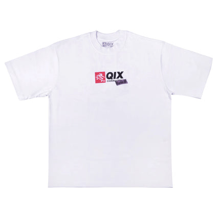 Camisa oversized branca com logo QIX no centro em preto, boneco de skate branco em fundo vermelho, 