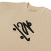 Close da estampa de boneco andando de skate frontal da camisa oversized bege.