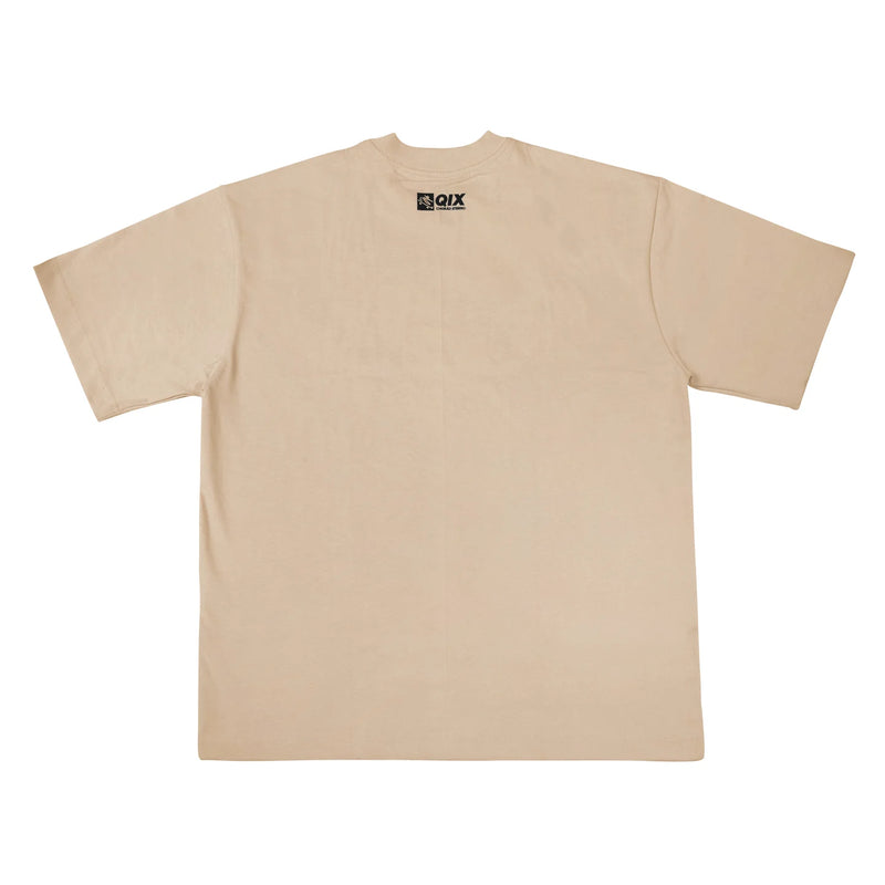 Parte de trás da camisa oversized bege. Tecido liso e simples com pequeno logo em preto abaixo da gola.