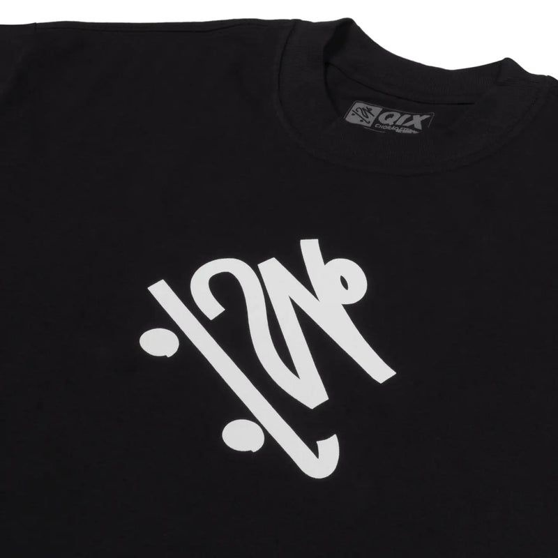 Close da estampa de boneco andando de skate frontal da camisa oversized preta.