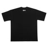 Parte de trás da camisa oversized preta. Tecido liso e simples com pequeno logo abaixo da gola.