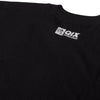 Close do logo próximo à gola na parte de trás da camisa oversized.