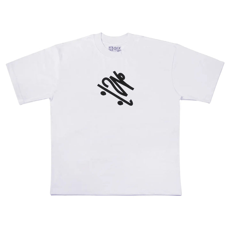 Camisa oversized branca com estampa central preta QIX em estilo skate, tecido liso e modelagem larga. 