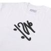 Close da estampa de boneco andando de skate frontal da camisa oversized branca.