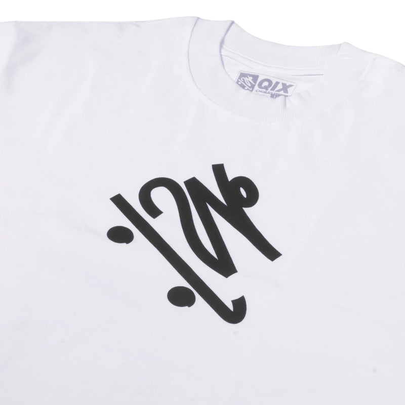 Close da estampa de boneco andando de skate frontal da camisa oversized branca.