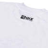 Close do logo próximo à gola na parte de trás da camisa oversized branca.