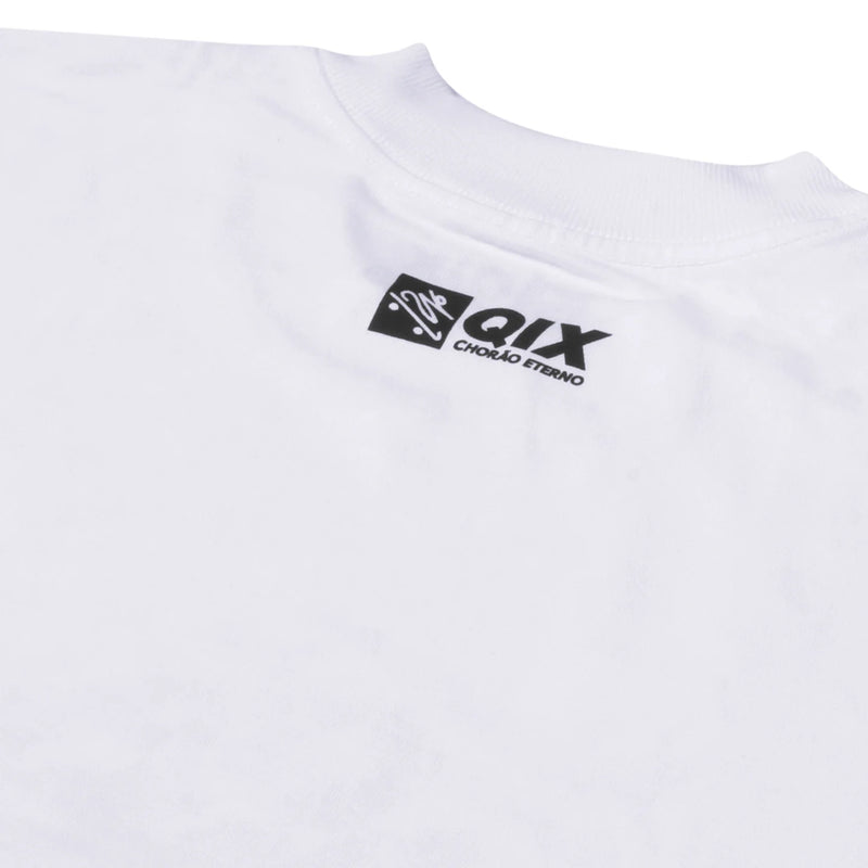 Close do logo próximo à gola na parte de trás da camisa oversized branca.