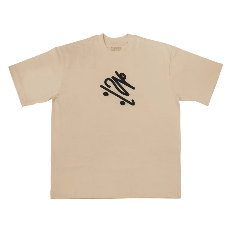 Camisa oversized bege com estampa central preta QIX em estilo skate, tecido liso e modelagem larga. 