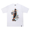 Camiseta branca oversized com ilustração de Chorão andando de skate, além de frase da música "Só Pra Vadiar".