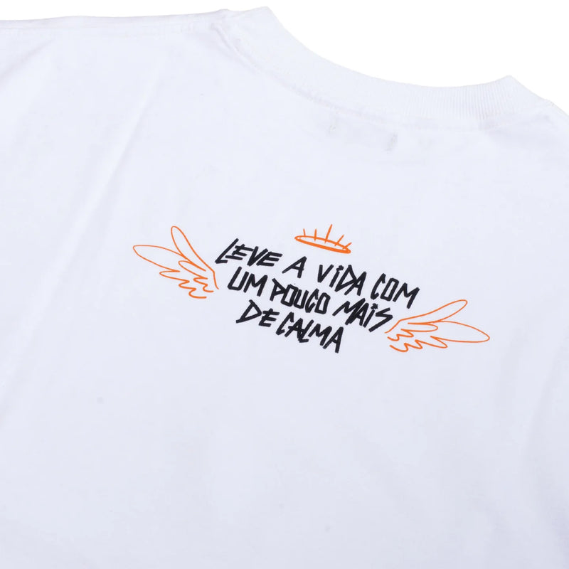 Imagem ampliada da frase na parte de trás da camiseta branca oversized.