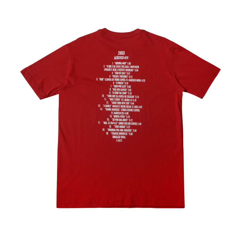 Camiseta vermelha casual com texto em branco nas costas indicando uma lista de faixas de "Acústico MTV 2003". Design simples e nostálgico.