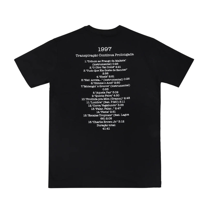 Parte de trás da camiseta preta Charlie Brown Jr, discografia do álbum Transpiração Contínua Prolongada em letras brancas.
