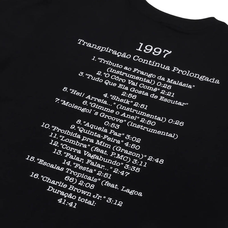 Close da parte traseira da camiseta preta Chorão.