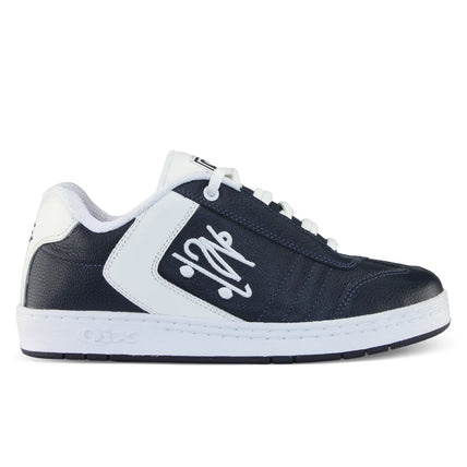 Tênis azul marinho estilo skate com detalhes brancos, logo bordado na lateral e solado robusto.