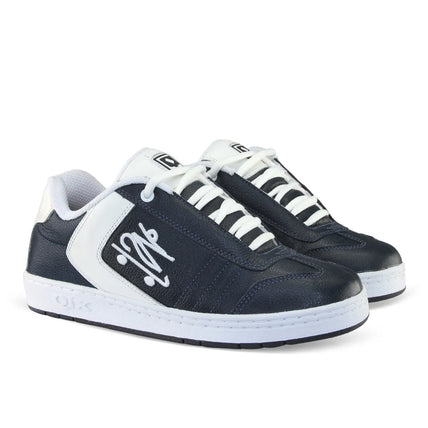 Tênis azul marinho com detalhe branco na lateral, logo bordado, solado lateral branco e cadarço branco.