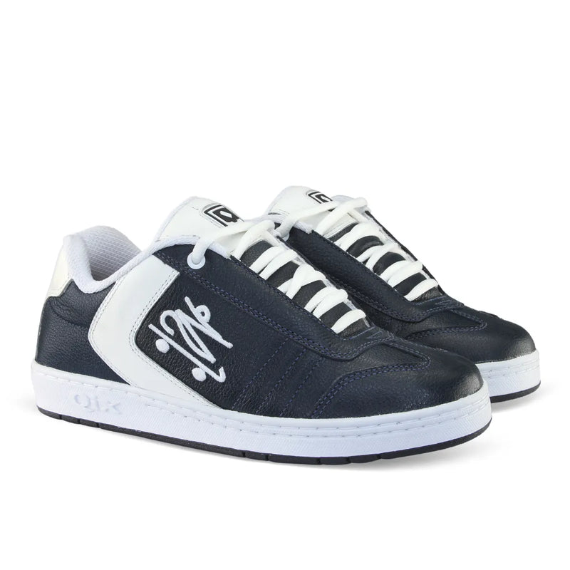 Tênis azul marinho com detalhe branco na lateral, logo bordado, solado lateral branco e cadarço branco.