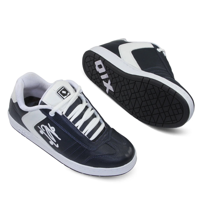 Tênis azul marinho com detalhes brancos, boneco de skate bordado na lateral, solado preto e cadarço branco.