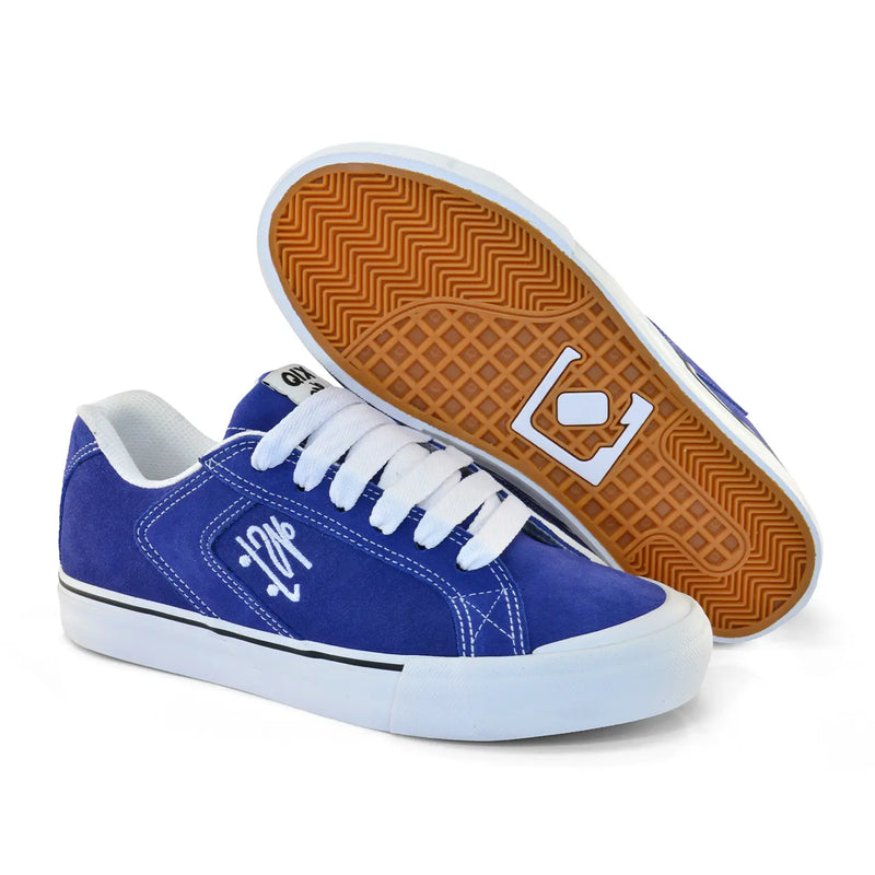 Par de tênis azul royal. Solado caramelo com logo da qix em branco.