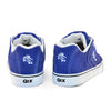 Parte de trás do tênis azul royl com boneco de skate bordado em branco.