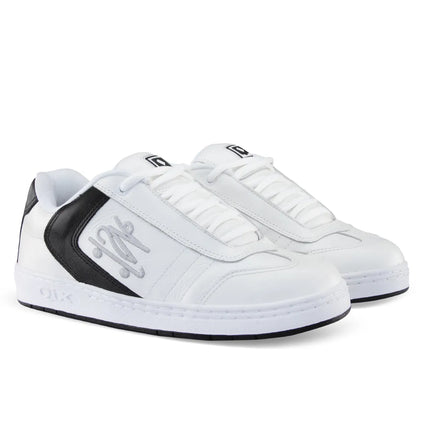 Tênis branco e preto qix Chorão com detalhes em preto e cadarço branco.