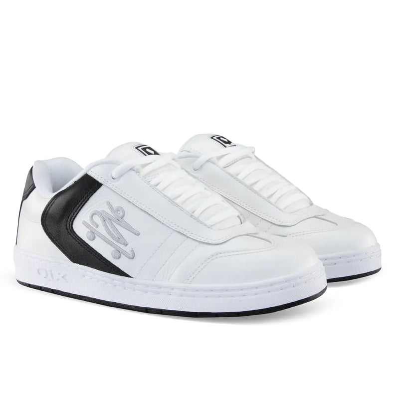 Tênis branco e preto qix Chorão com detalhes em preto e cadarço branco.