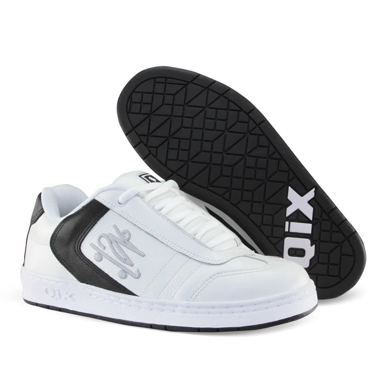 Solado preto com tipografia "QIX" em branco.