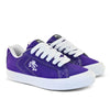 Par de tênis branco e roxo da qix, com arte bordada na lateral, costuras aparentes e cadarços na cor branca.