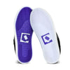 Imagem das solas do par de tênis branco e roxo qix Chorão park, sendo uma na cor roxa com detalhe de logo da marca em branco e outra branca com detalhe do logo em roxo.