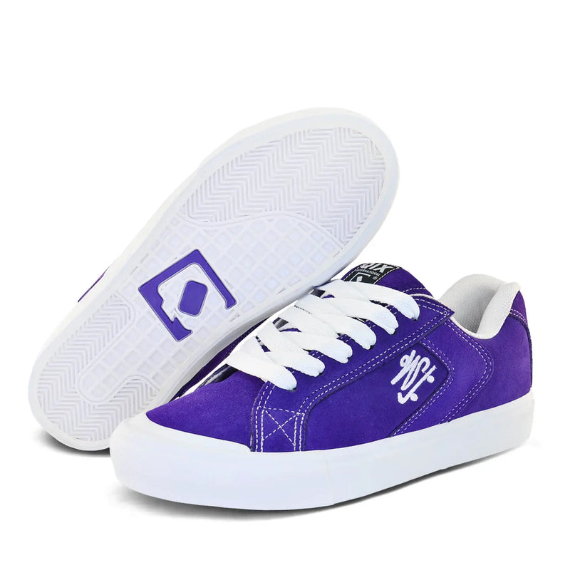 Par de tênis branco e roxo da qix com cadarços brancos, arte bordada na lateral e etiqueta preta na "língua".
