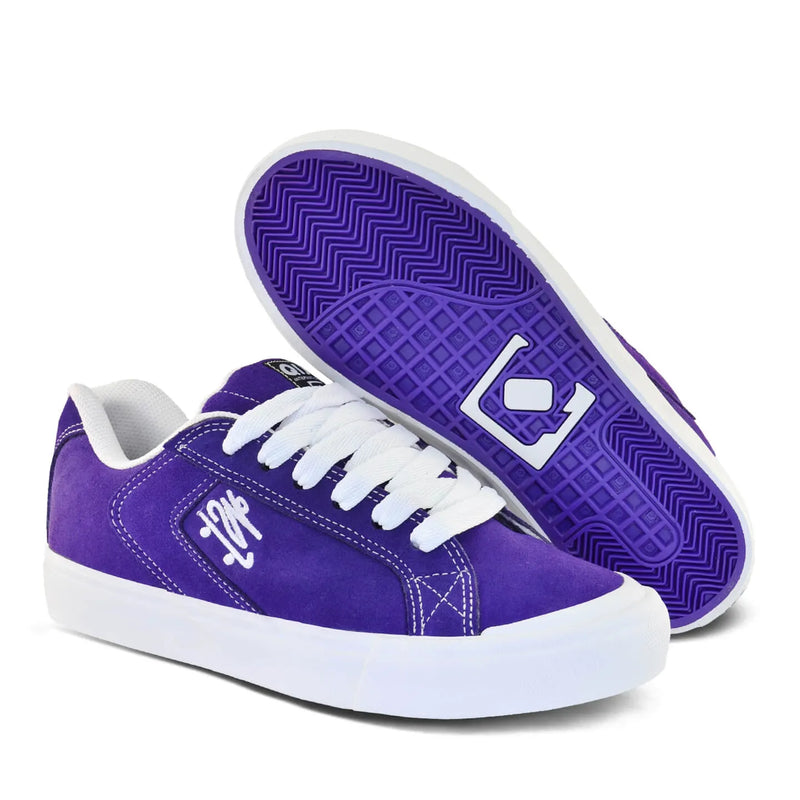 Par de tênis branco e roxo com cadarços brancos, costuras aparentes, etiqueta preta na "língua" e boneco skatista bordado.