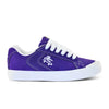 Tênis branco e roxo da qix em fundo neutro.