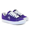 Tênis branco e roxo da qix em fundo neutro. O modelo possui costuras aparentes e tecido de camurça.