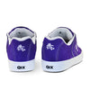 Parte de trás do tênis branco e roxo da qix com boneco skatista bordado em branco.
