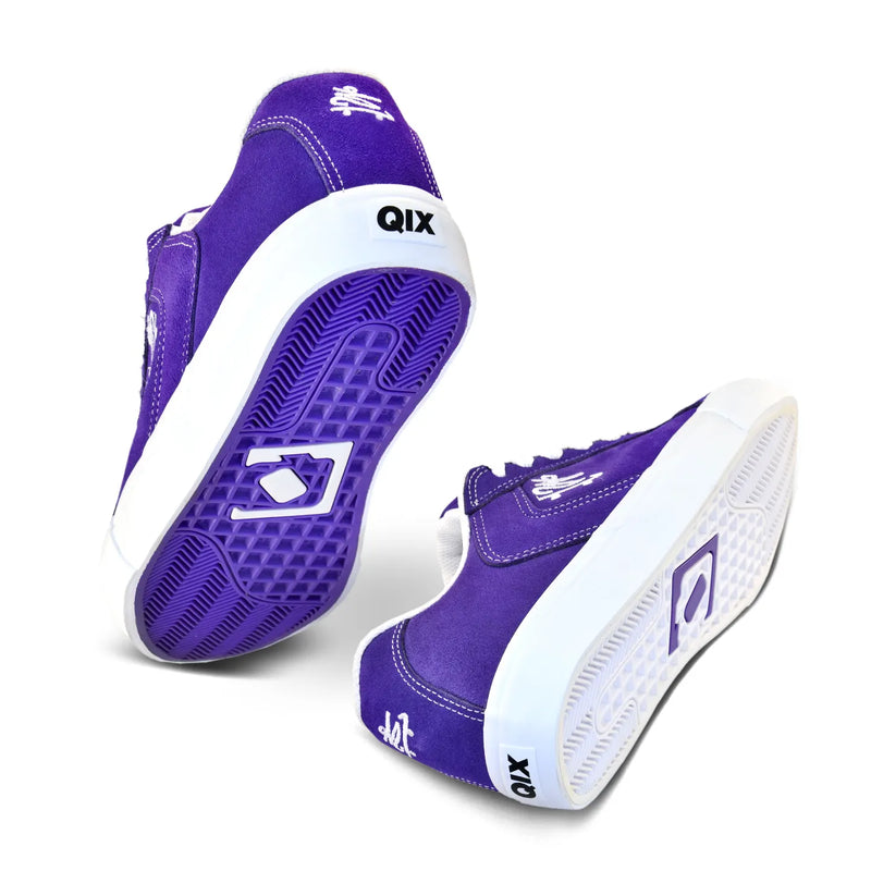 Par de tênis branco e roxo da qix com solados roxo e branco.