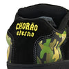 Parte de trás do tênis camuflado da qix, com escrita "Chorão eterno" em amarelo.